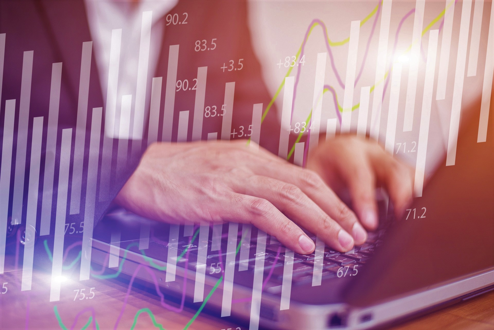 Am Laptop für deine Nischenseite recherchieren.