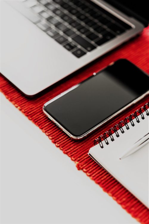 Laptop, Smartphone und Notizblock. Schon kannst du dein Affiliate Business starten.